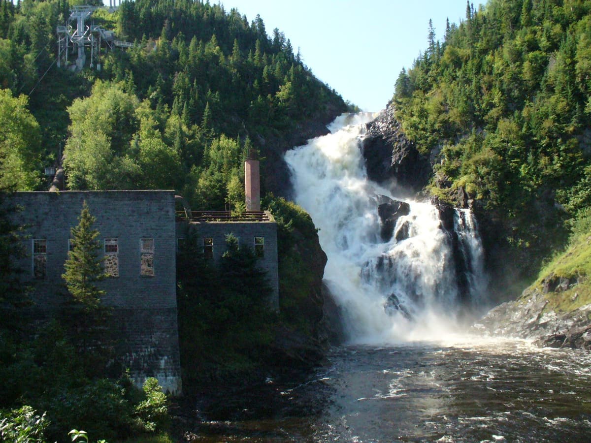 La chute Ouiatchouan au Village historique de Val-Jalbert